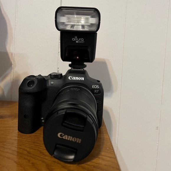 Canon Eos R7 camera